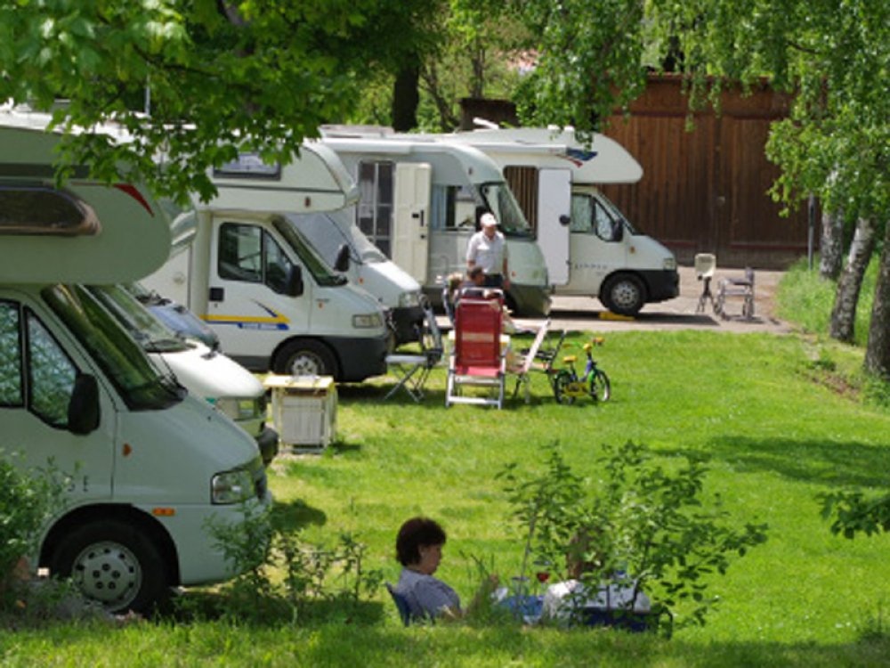 Stellplatz am Festplatz an der Tauber Röttingen — 露营车营地 in Röttingen