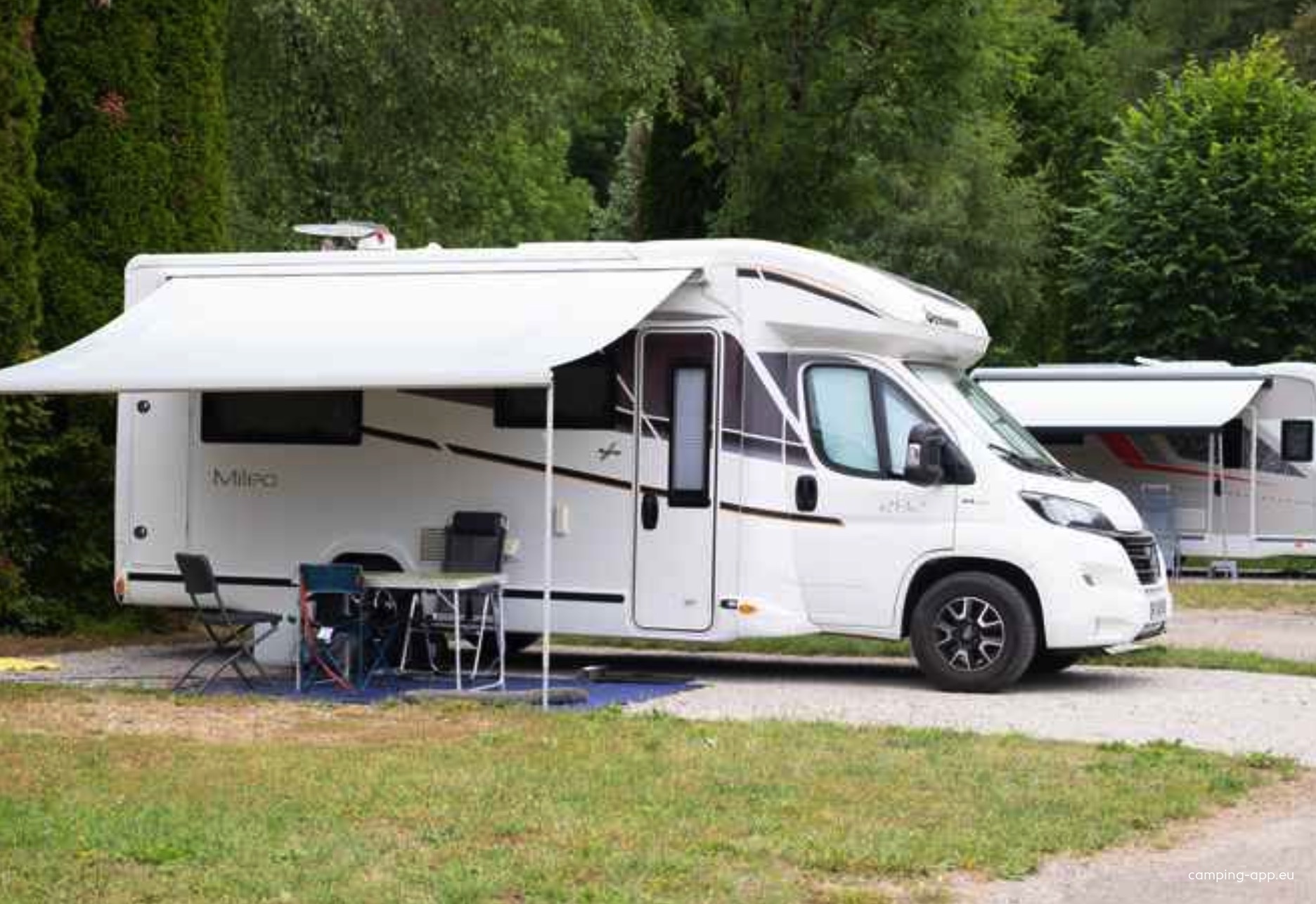 Camping Surchauffant *** — Kemp in La Tour-du-Meix 