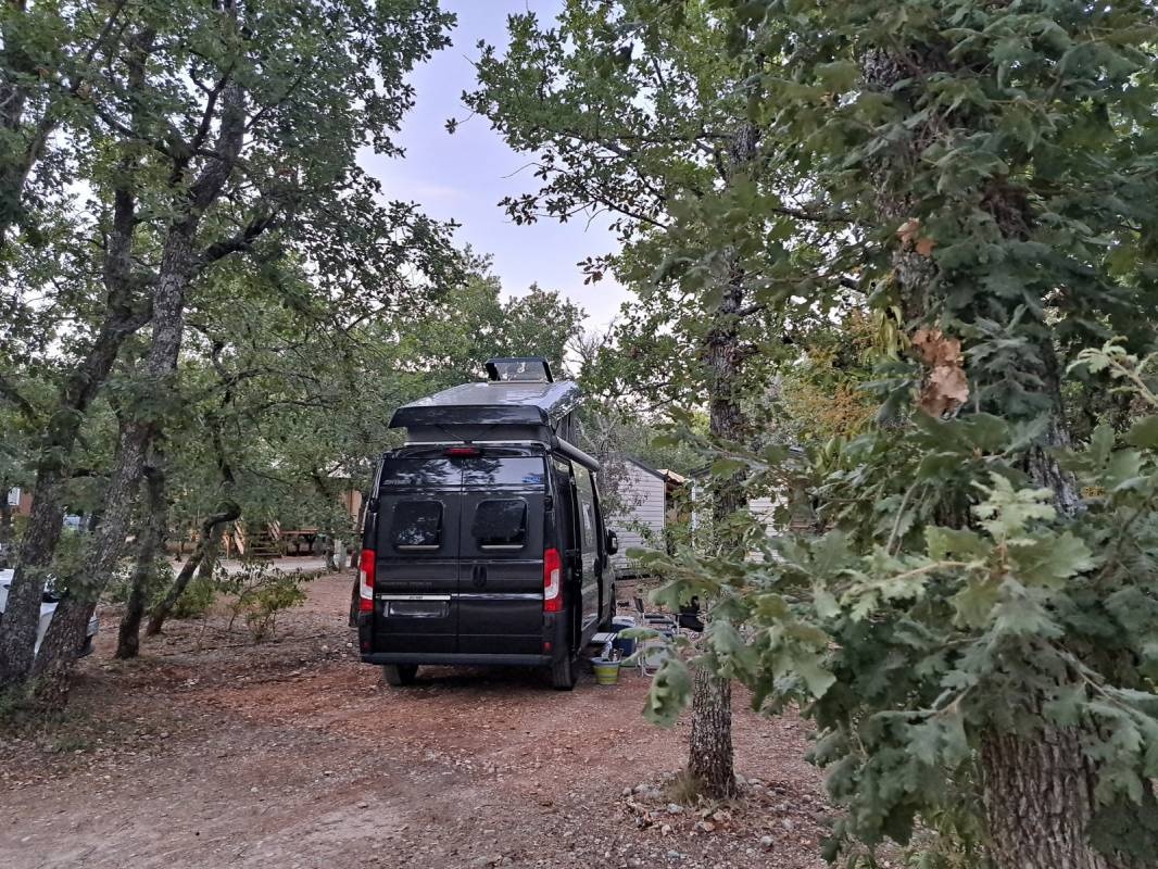 Domaine des Chênes Blancs*** — Campingplats in Saint-Saturnin-lès-Apt / Bourgogne Franche-Comté
