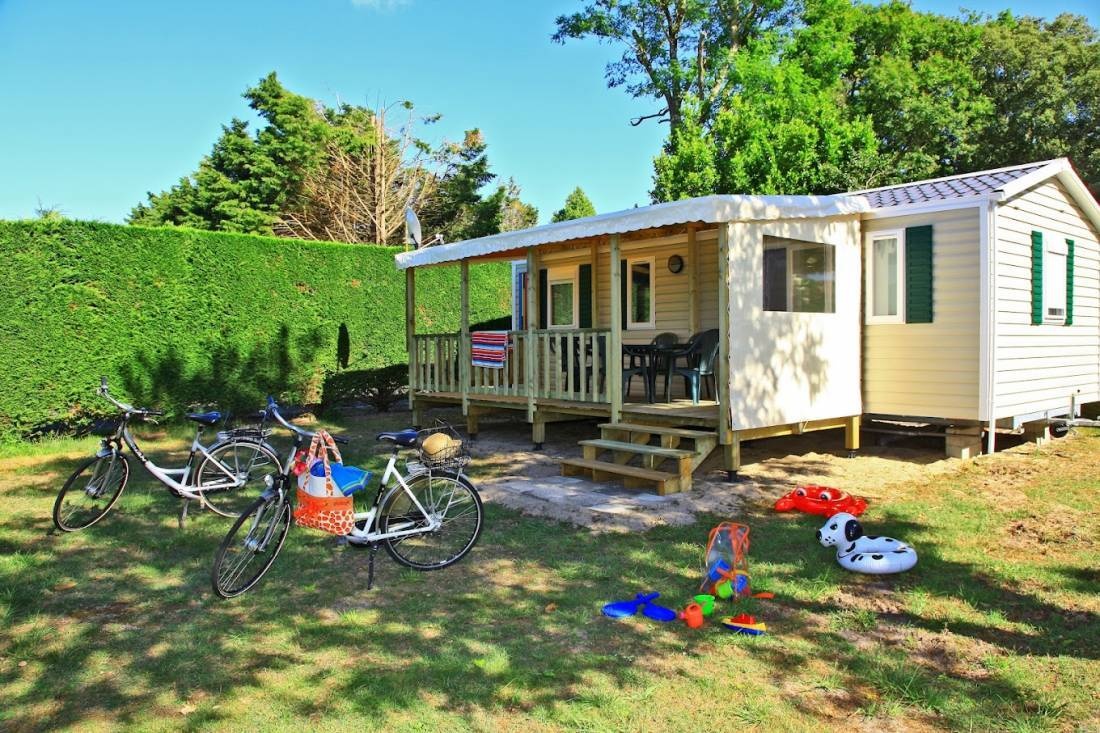 Camping Les Acacias — Sítio de acampamento in Messanges