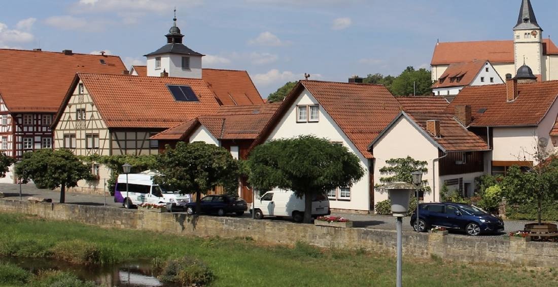 Stellplatz bei der Edelbrennerei Hohmann — Aire camping car in Nordheim v.d.Rhön