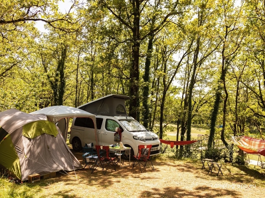 Camping de la Plage — Місце для кемпінгу in Saint-Cirq-Lapopie / Occitanie