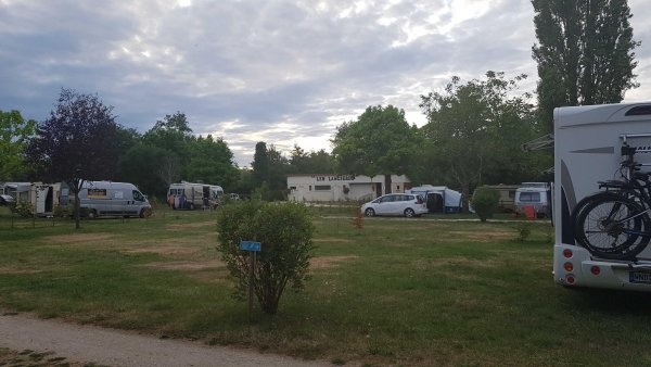 Camping des Lancières — Kemping in Rogny-les-Sept-Écluses / Bourgogne Franche-Comté