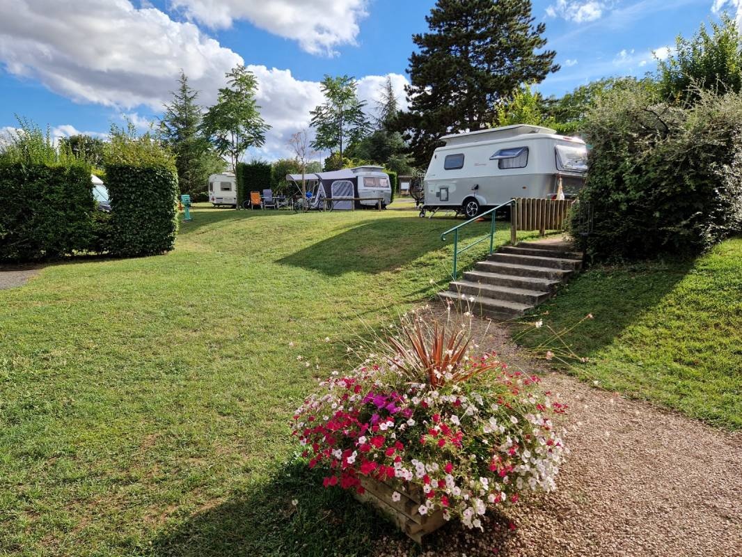 Camping Mont Municipl Libre — Campingplads in Gannat / Auvergne-Rhône-Alpes