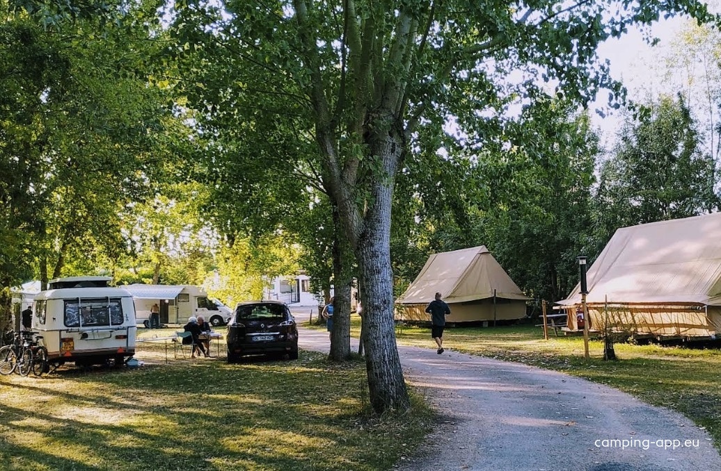 Camping Le Lidon *** — Campingplads in Saint-Hilaire-la-Palud