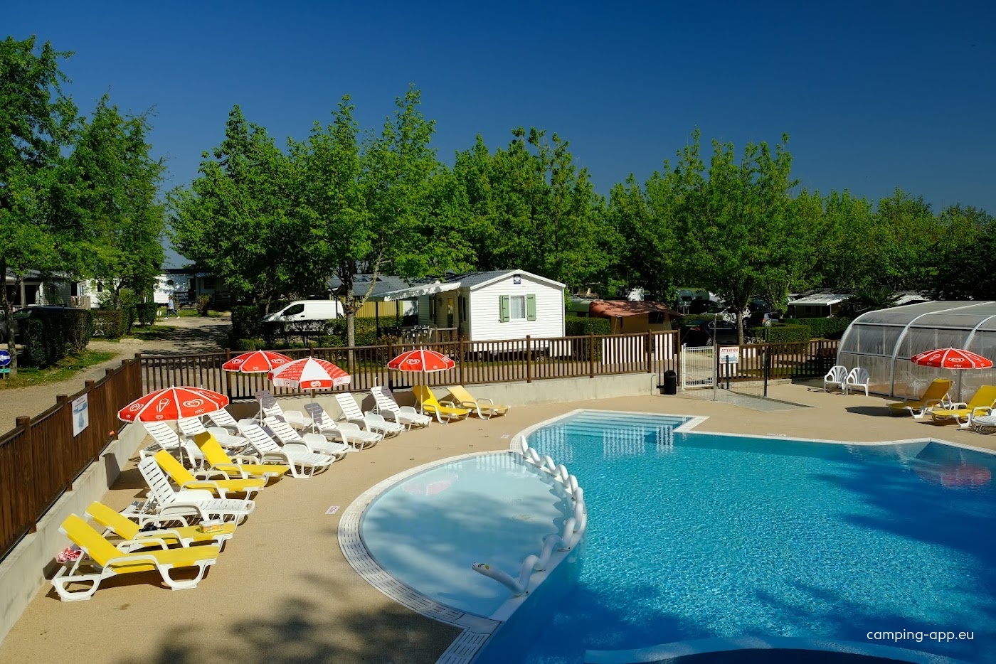 Camping Les Castors **** — Campingplats in Saint-Simon-de-Bordes