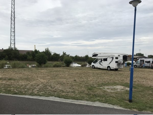 Stellplatz am Sportboothafen Haldensleben — Campervan Site in Haldensleben