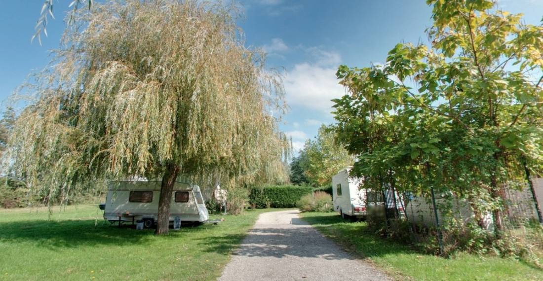Camping À La Ferme des Epinettes — Campingplatz in Saint-Romain-de-Jalionas 