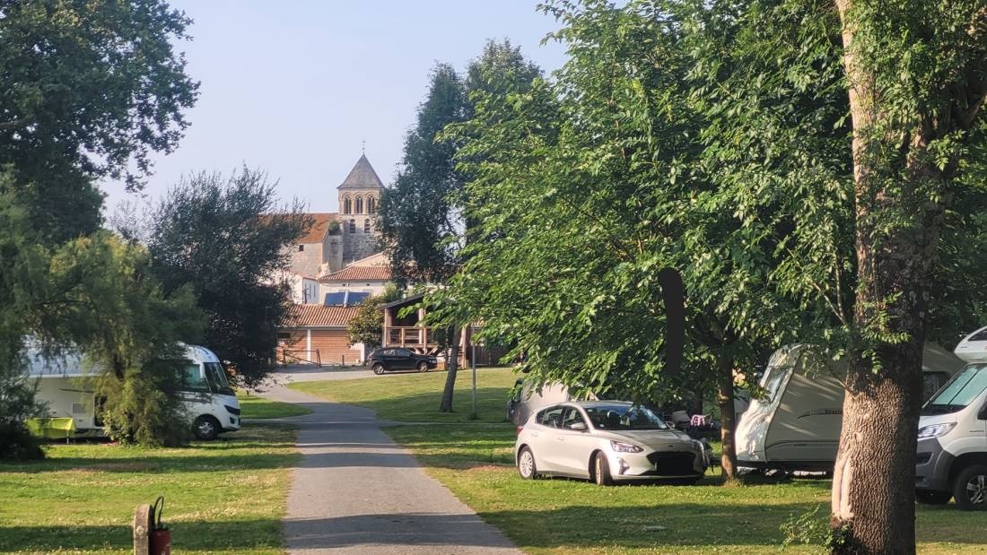 Camping Belle Rivière — Kamp yeri in Chaniers / Auvergne-Rhône-Alpes