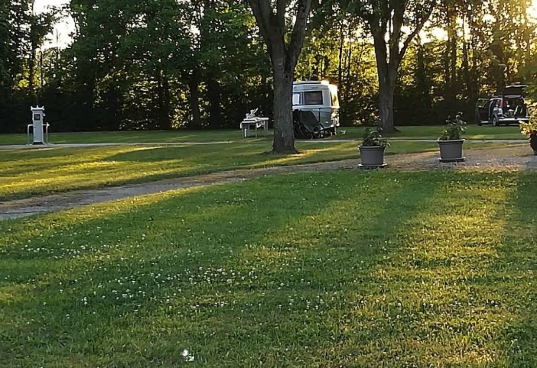 Camping Municipal Plan d'Eau — Sítio de acampamento in Mervans