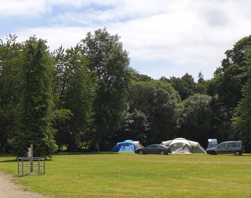 Camping Municipal Saint-Nicolas-du-Pélem — Місце для кемпінгу in Saint-Nicolas-du-Pélem