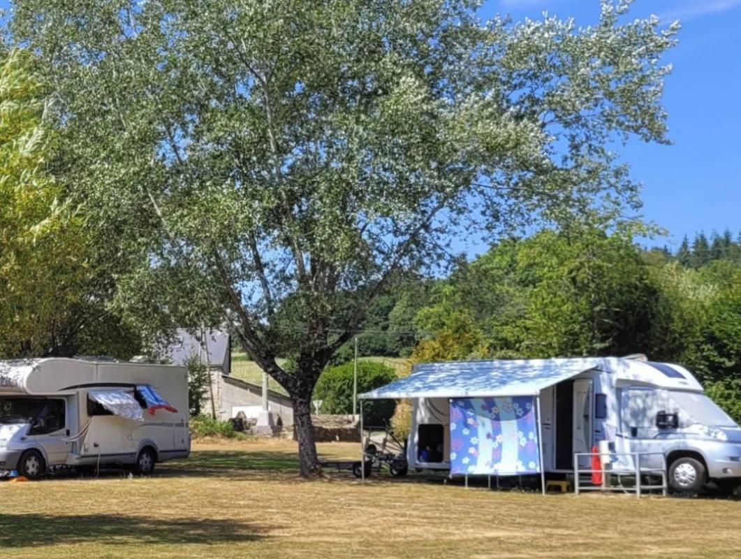 Camping Municipal Saint-Nicolas-du-Pélem — Area da campeggio in Saint-Nicolas-du-Pélem
