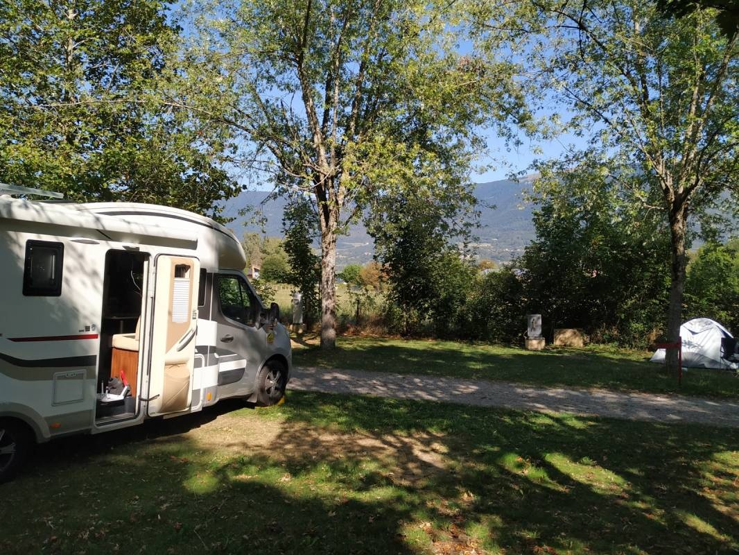 Camping Municipal Les Erables — Місце для кемпінгу in Champagne-en-Valromey