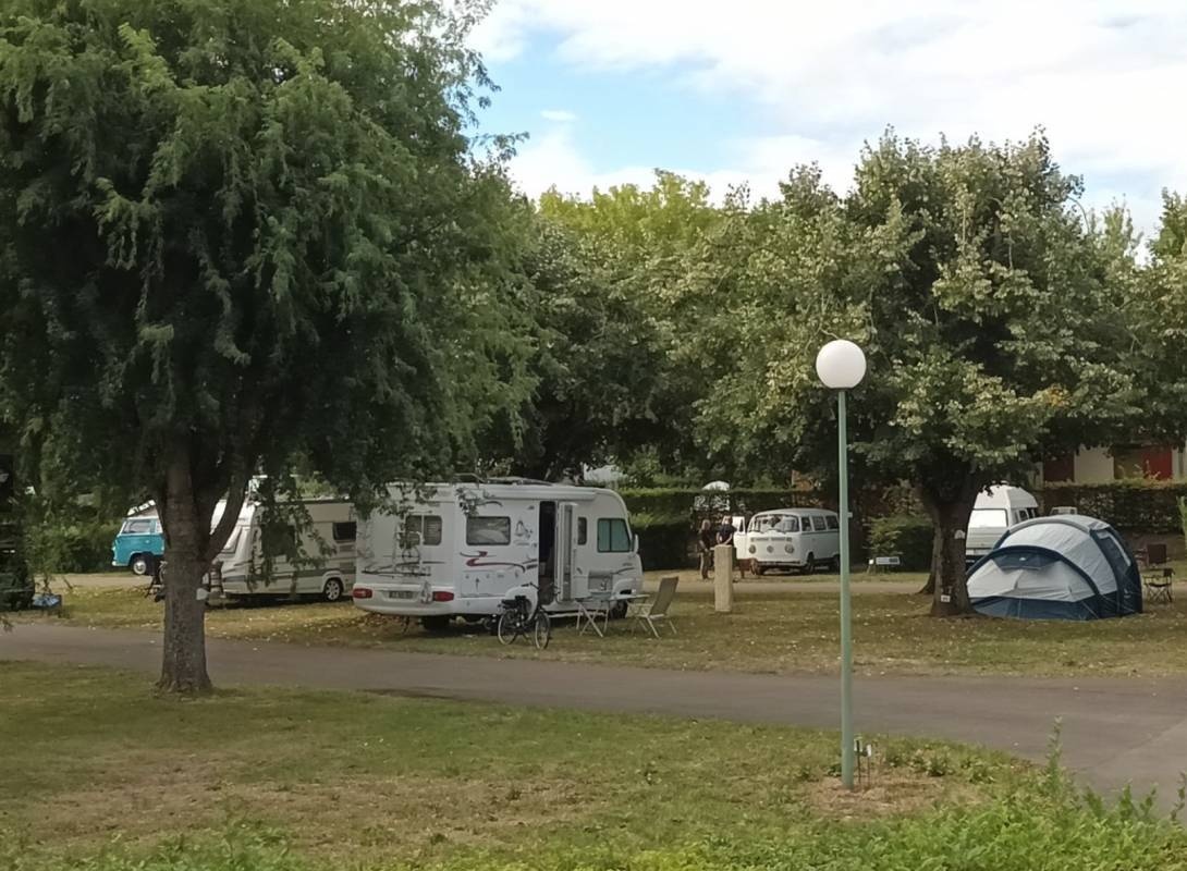 Camping La Clochette — Місце для кемпінгу in Salornay-sur-Guye