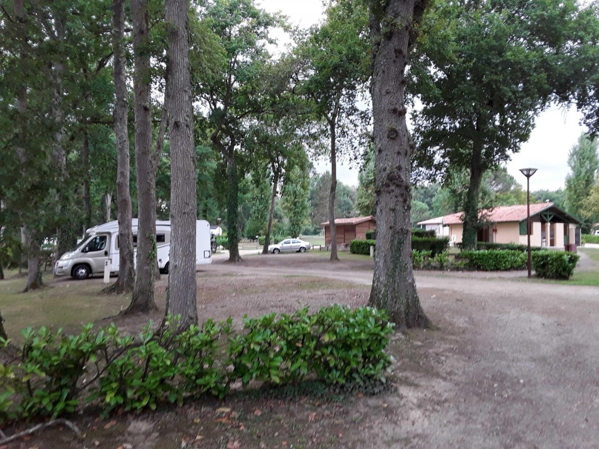 Camping Municipal La Chêneraie — Camping Site in Gabarret