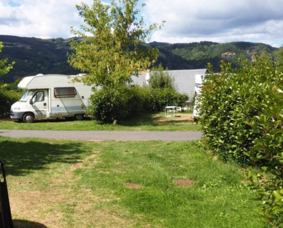 Camping Cantal: La Pommeraie — Campingplads in Vic-sur-Cère 