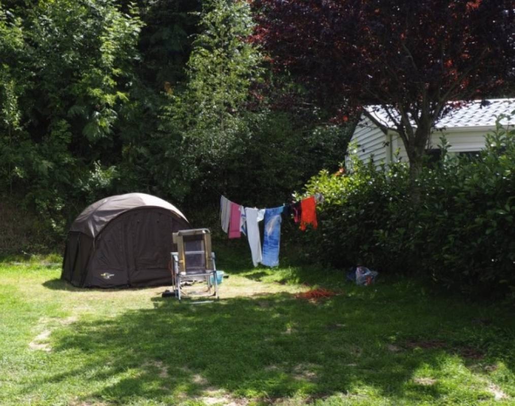 Camping Cantal: La Pommeraie — Kamp yeri in Vic-sur-Cère 