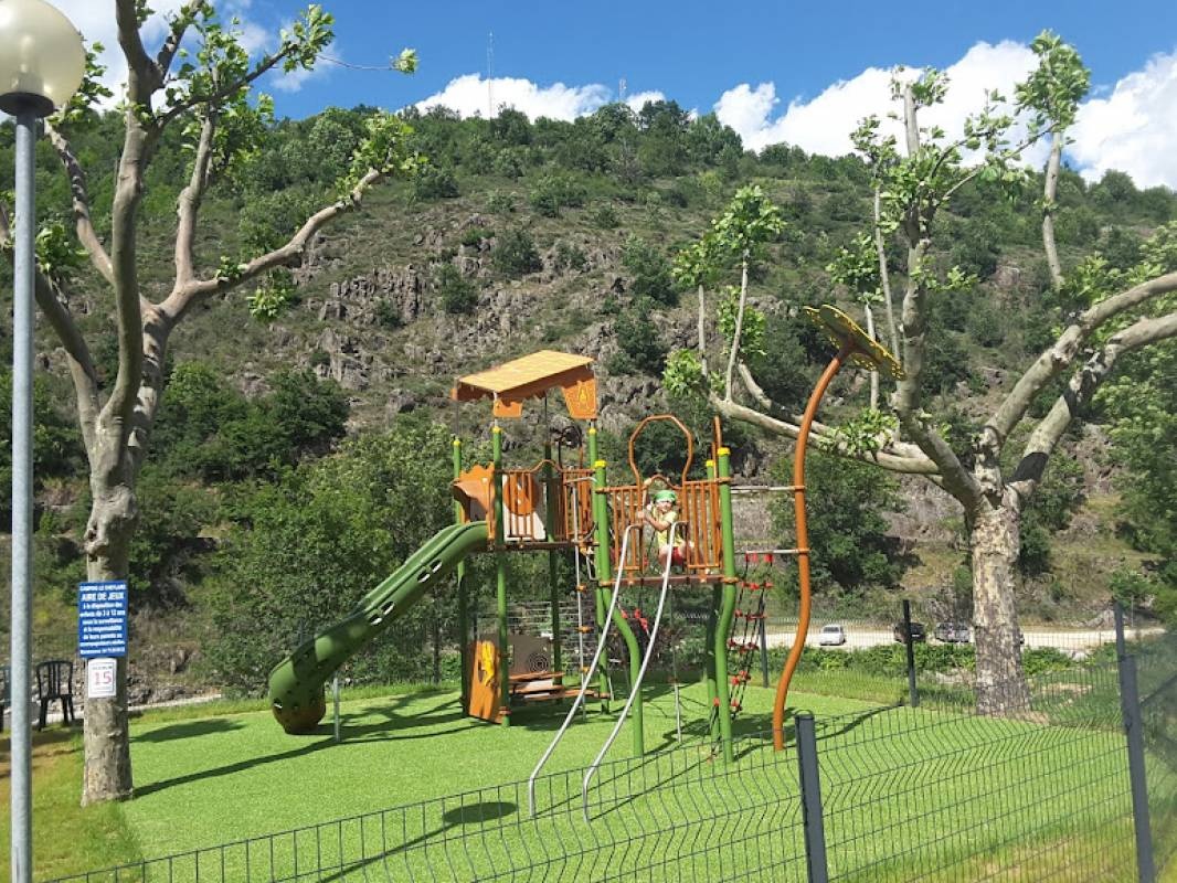Camping Du Cheylard Sur Eyrieux *** — Area da campeggio in Le Cheylard / Auvergne-Rhône-Alpes