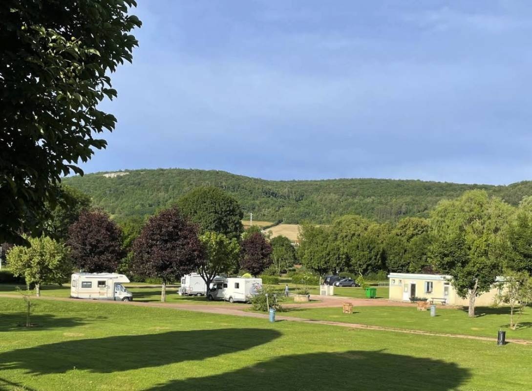Camping Municipal des Isles de Bligny-sur-Ouche — Kamp yeri in Bligny-sur-Ouche 