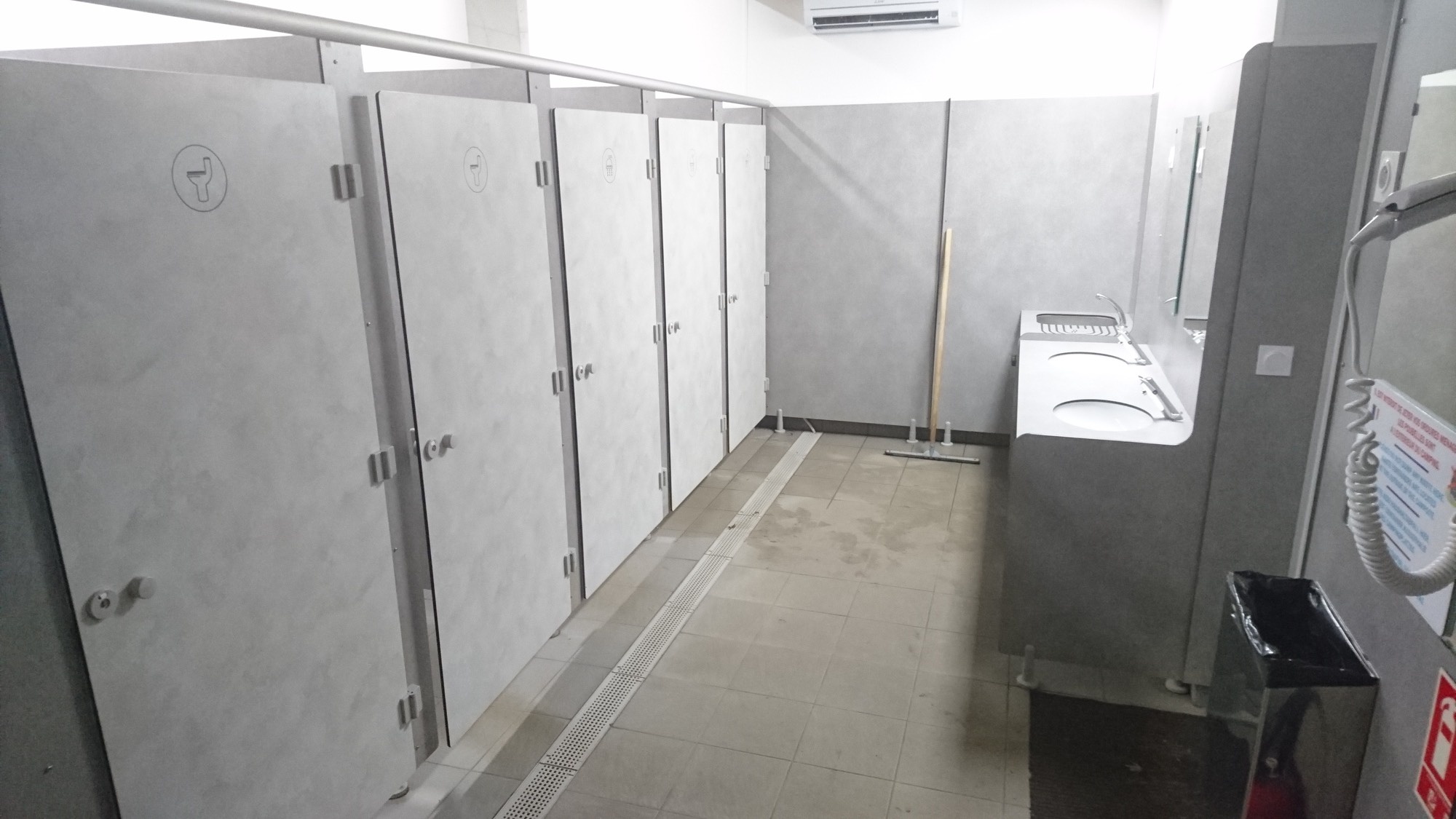 Camping du Sevron — Area da campeggio in Saint-Étienne-du-Bois 