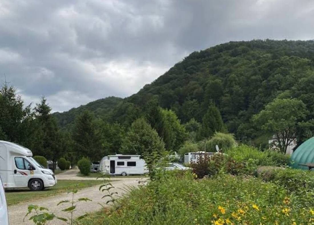 Camping Municipal Les Iles — Camping in Chaumard 
