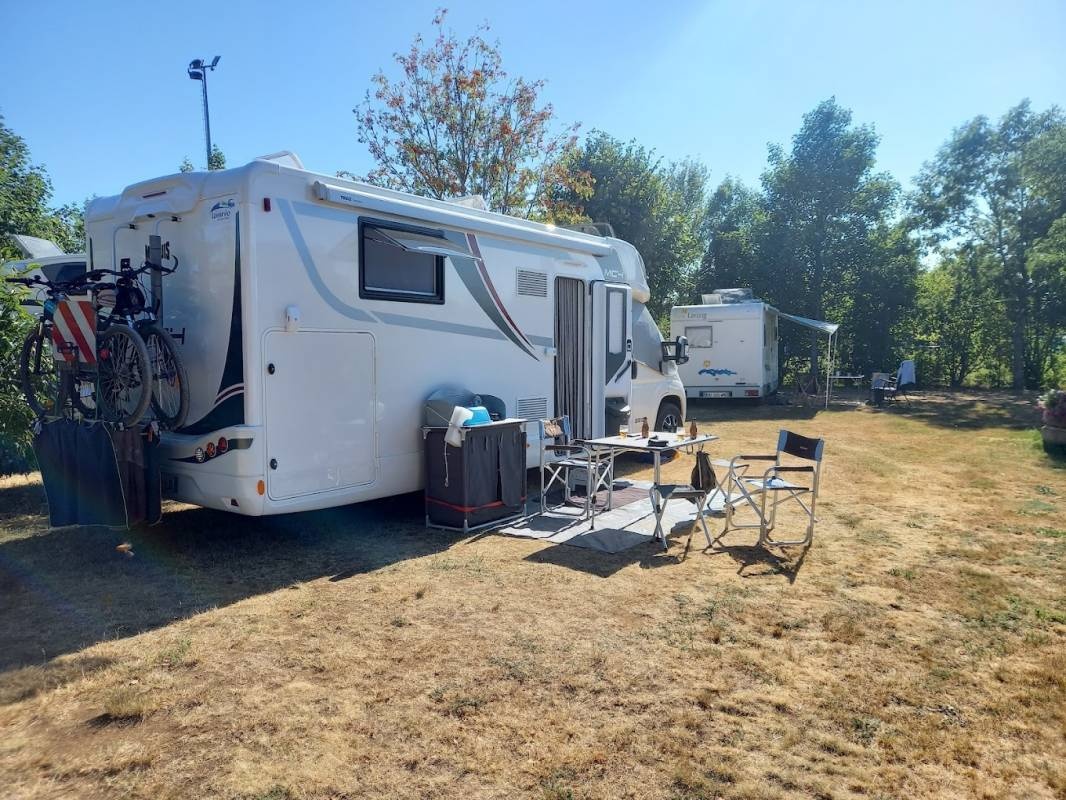 Camping Les Monts d'Aubrac — Kemping in Laguiole
