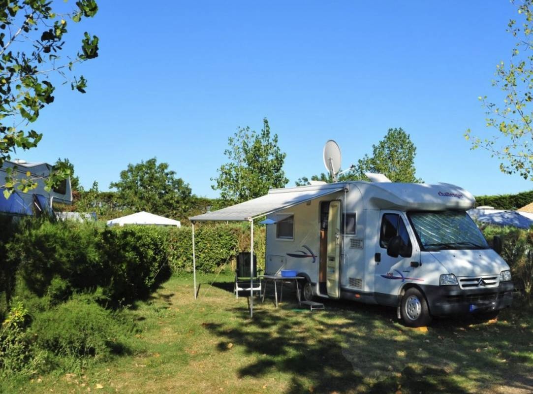 Camping Municipal Les Rouches — Campingplats in Saint-Urbain