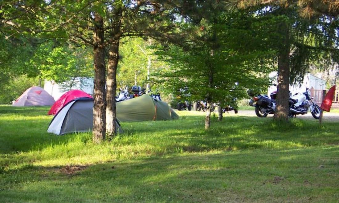 Camping Municipal Les Combes — Campingplats in Saint-Pantaléon-de-Lapleau