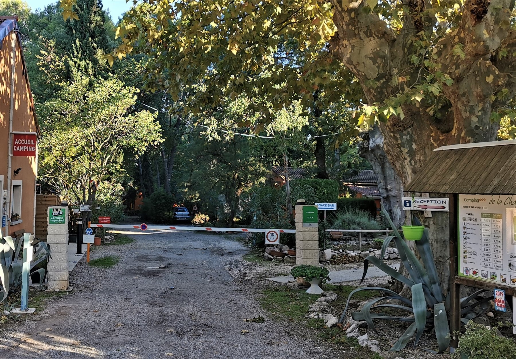 Camping de la chapelette *** — Camping Site in Saint-Martin-de-Crau
