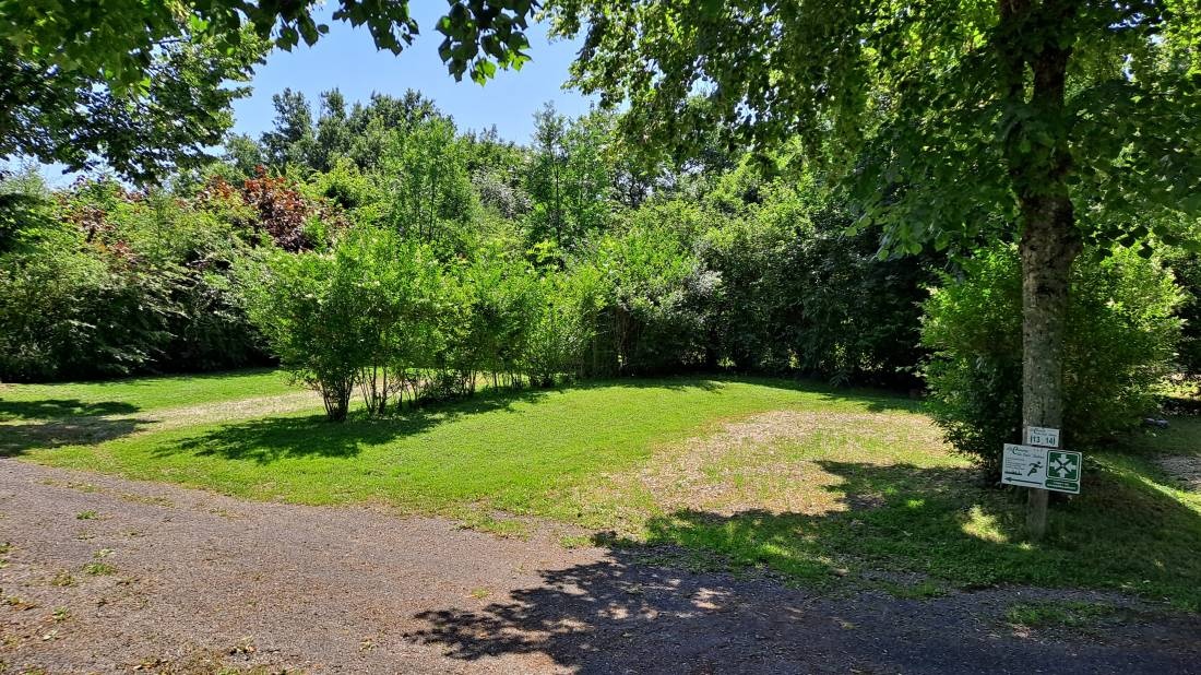 Camping La Croix Badeau *** — Kamp yeri in Soulaines-Dhuys / Grand Est