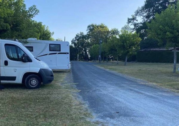 Camping Municipal du Château de Duras — Photo 2
