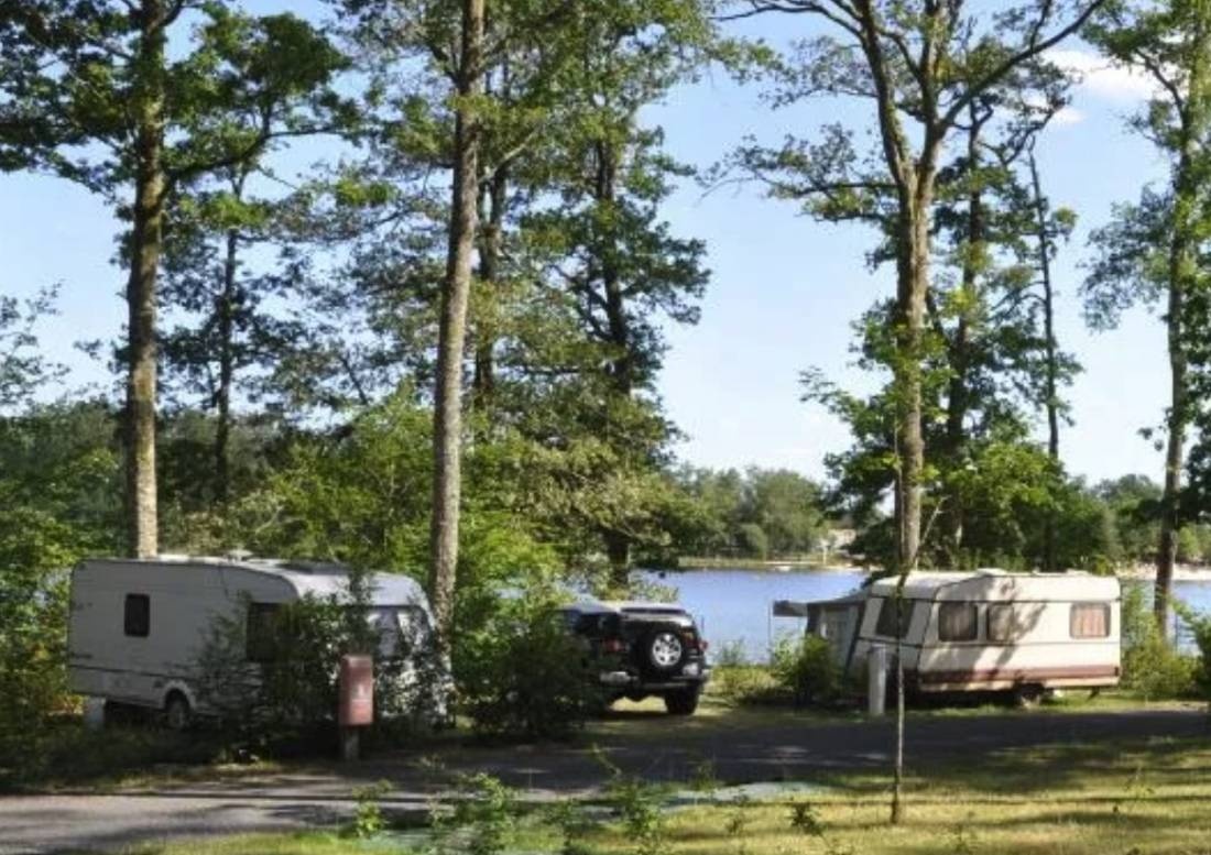Camping Grand Etang de St-Estèphe ** — Kamp yeri in Saint-Estèphe