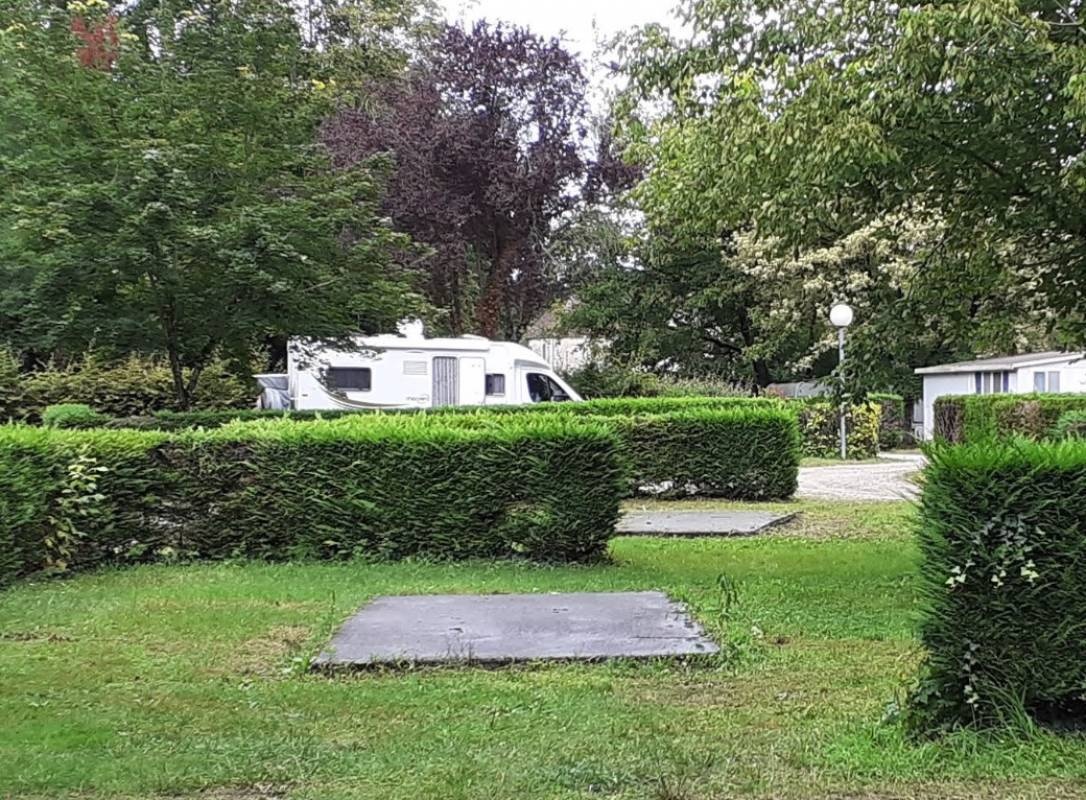 Wohnmobilstellplatz Tauriac — Місце для кемперів in Tauriac