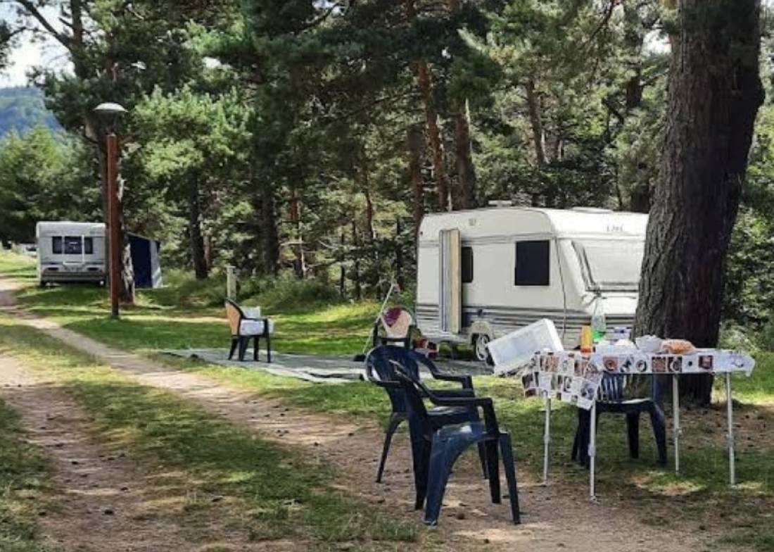 Camping Municipal Bord du Lac — Campingplass in Le Lac-d'Issarlès