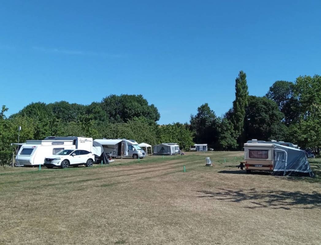Bar Camping de la Ville-Ger — Campingplats in Pleudihen-sur-Rance