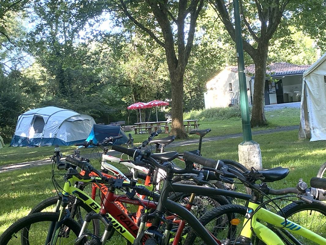 Camping De Magnerit — Місце для кемпінгу in Aunac-sur-Charente