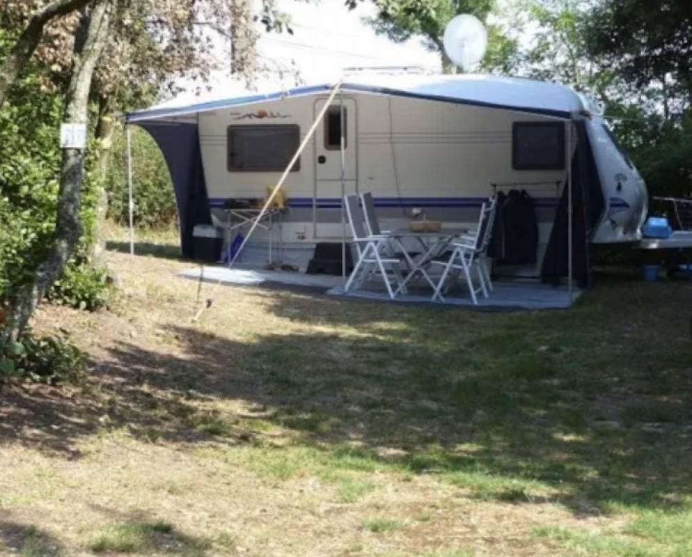 Camping Le Martinet Rouge *** — Kemping in Brousses-et-Villaret