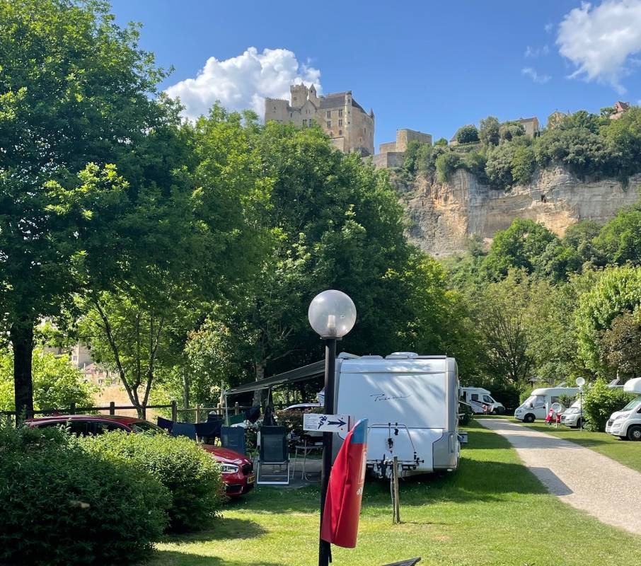 Camping Le Capeyrou *** — Area da campeggio in Beynac-et-Cazenac