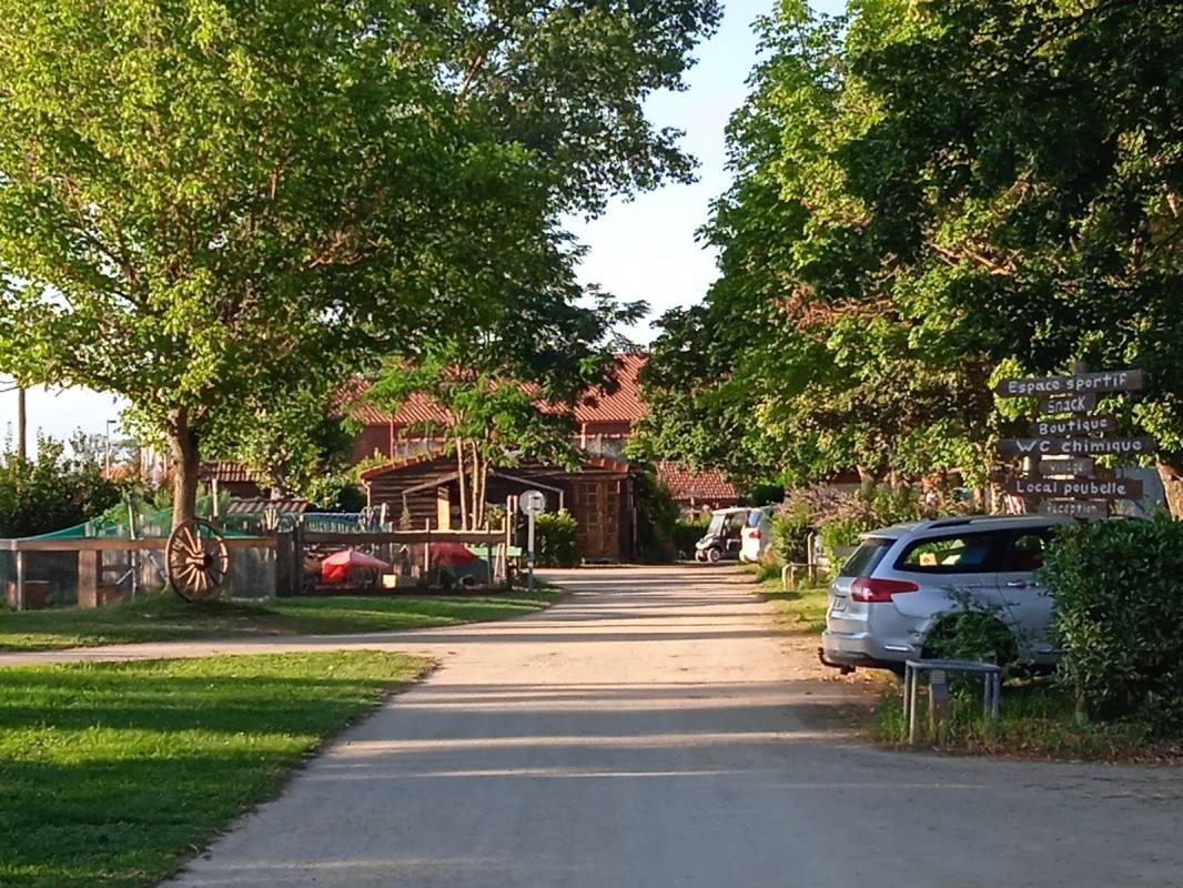 Camping Le Pont D'Allagnon — Місце для кемпінгу in Lempdes-sur-Allagnon
