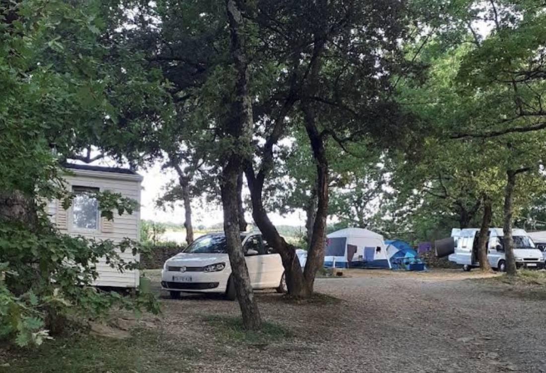 Camping Les Chênes *** — Kemp in Vesseaux