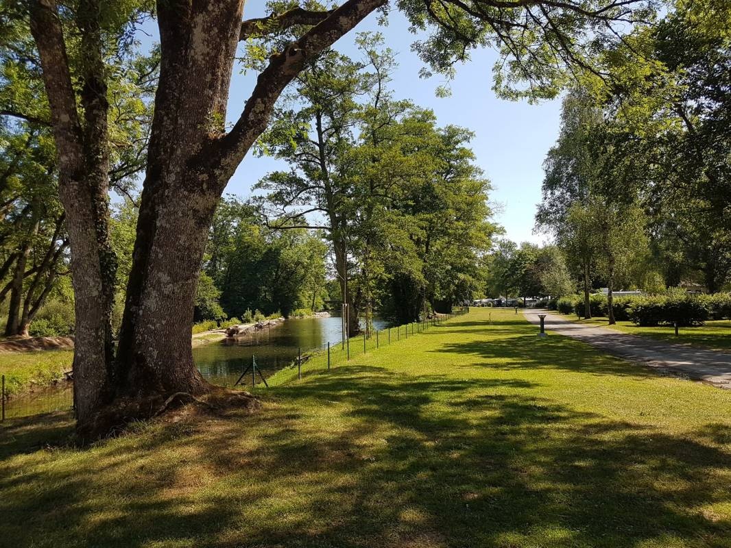 Camping du Val de Bonnal — Camping Site in Bonnal / Bourgogne Franche-Comté