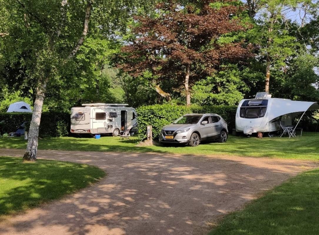Camping Les 2 Rivières *** — Campingplats in La Celle-en-Morvan