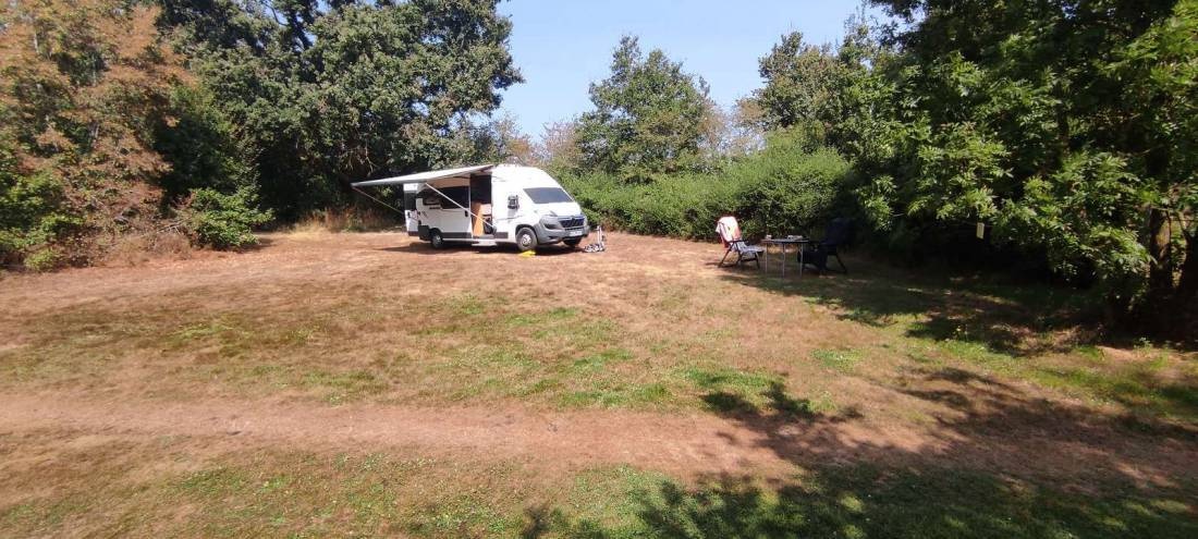 Camping Naturiste Les Fourneaux — Campingplats in Couzon / Auvergne-Rhône-Alpes