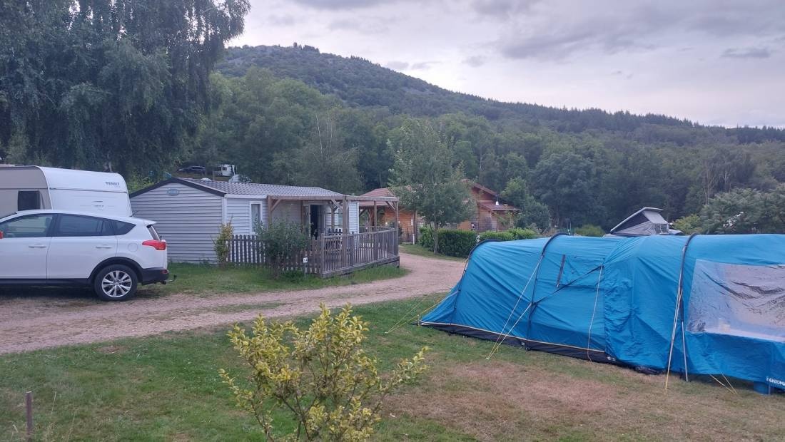 Camping Montbartoux — 露营地 in Vollore-Ville / Auvergne-Rhône-Alpes