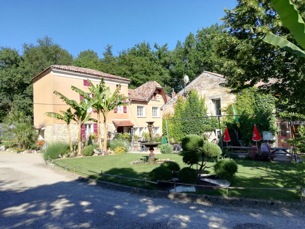 Camping le Moulin de Mellet *** — Camping Site in Saint-Hilaire-de-Lusignan