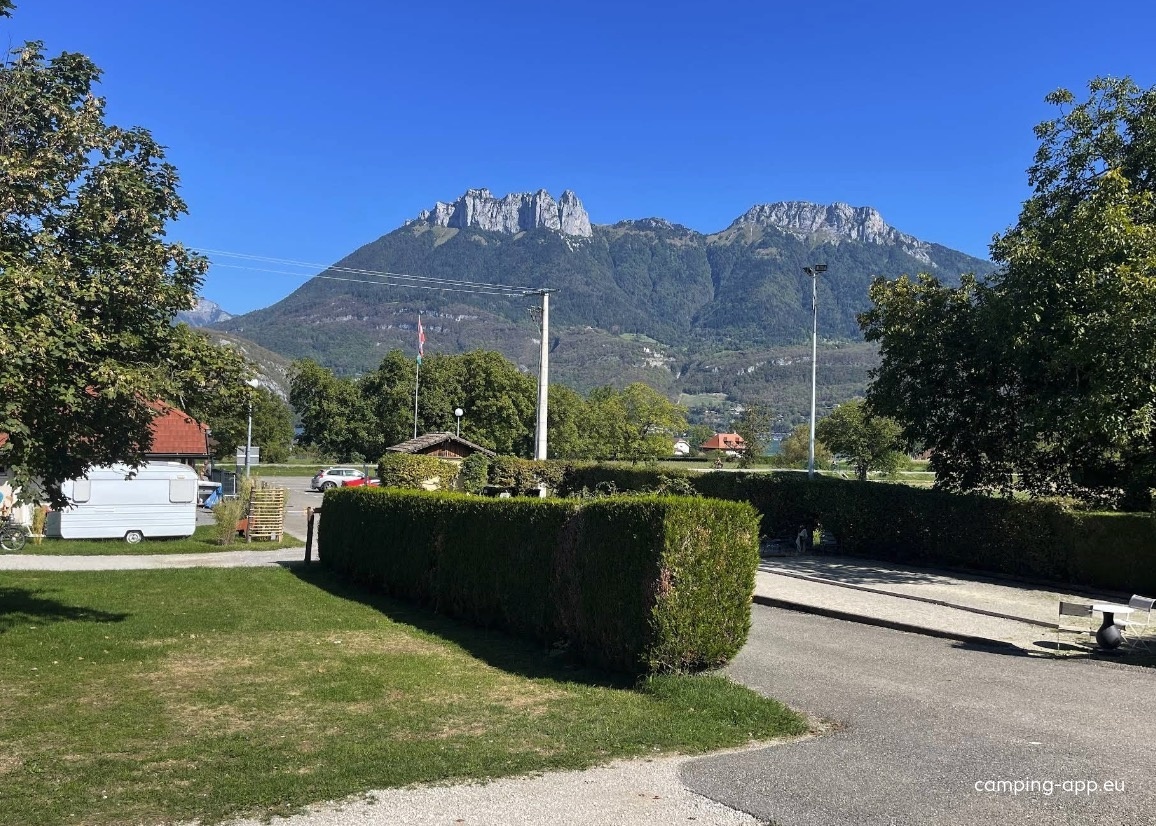 Camping les champs Fleuris — Kemp in Duingt