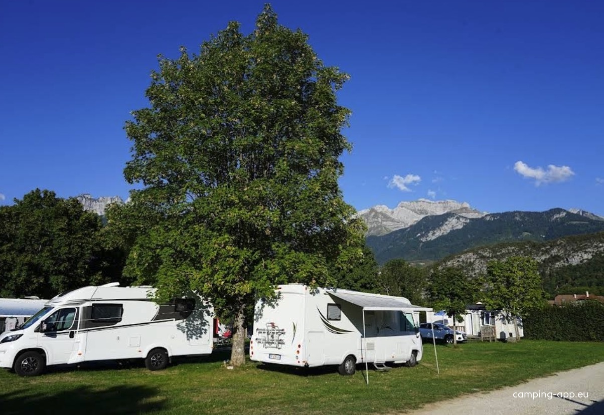 Camping Les Champs Fleuris *** — Camping Site in Duingt