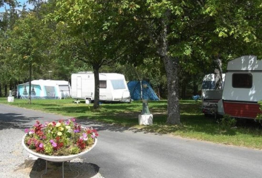 Camping Le Couffour — Kemping in Chaudes-Aigues