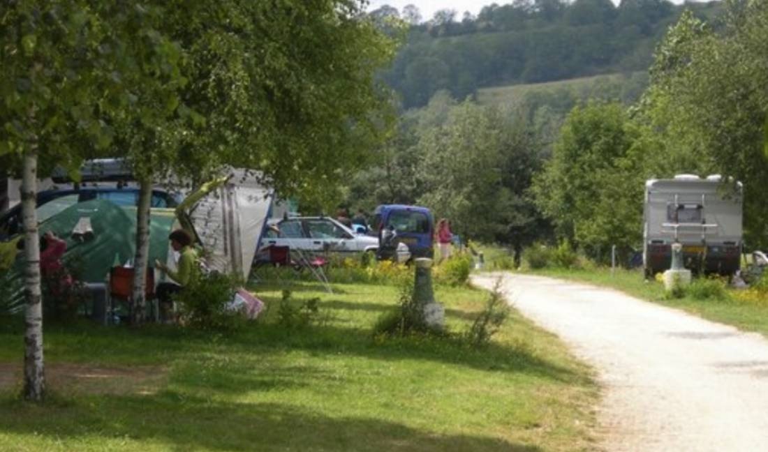 Camping Le Couffour — Sítio de acampamento in Chaudes-Aigues