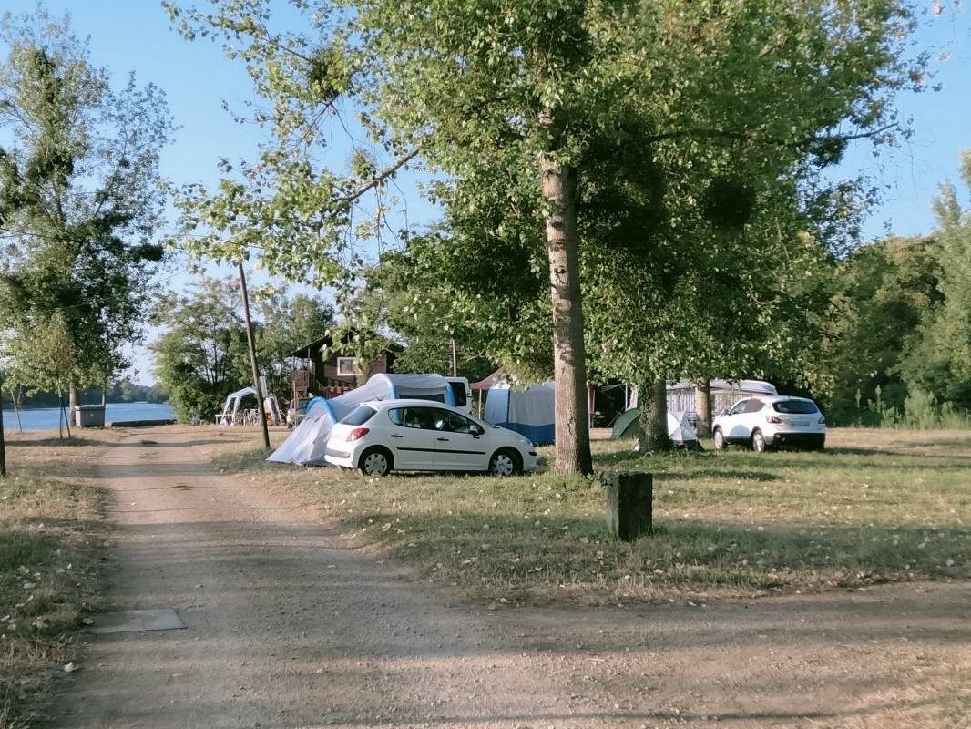 Camping d’Uchizy — Campingplatz in Uchizy / Bourgogne Franche-Comté
